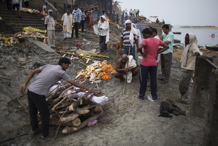 Giữ trọng trách châm lửa cho nghi lễ này là người đàn ông cao tuổi và có uy tín trong gia đình.