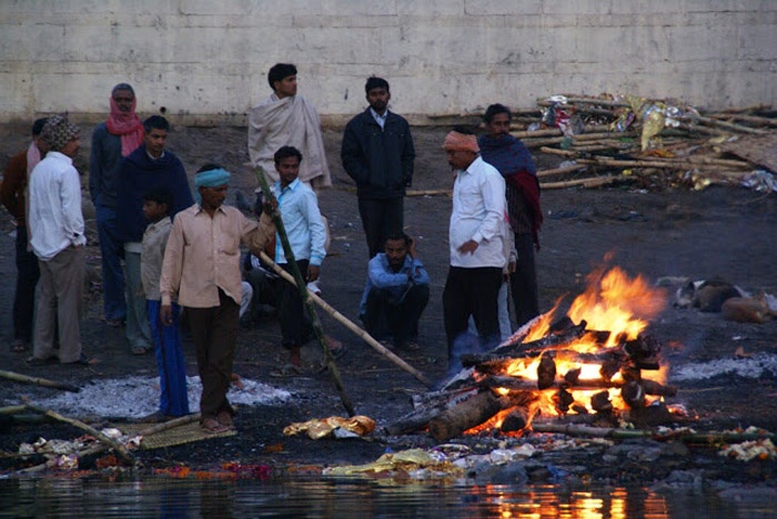 Đội thiêu xác phải luôn túc trực và chịu trách nhiệm đảm bảo ngọn lửa cháy đều và rực nhất. Thông thường phải mất từ 4 - 5 tiếng đồng hồ thì xác chết mới thành nắm tro tàn.
