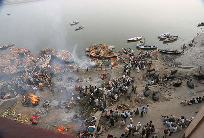 Loại gỗ được sử dụng trong nghi lễ thiêu xác thường là gỗ trầm hoặc đàn hương, hai loại gỗ có mùi thơm đặc biệt khi đốt cháy. 