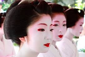 Từ xưa tới nay, các geisha luôn chọn cách trang điểm bằng một lớp phấn dày trên mặt. Ảnh minh họa: Fiverr.com