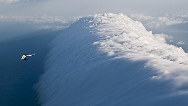 Đây là cơ hội tốt để những người đam mê môn thể thao diều lượn có thể thỏa mãn niềm mong muốn bay trên những đám mây khổng lồ. Ảnh: 