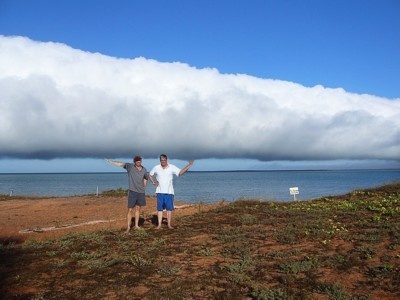 Dam may cuon khong lo xuat hien tren nen troi hinh anh