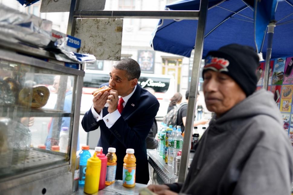 Ortiz thường giới thiệu bản thân là Bronx Obama. Anh nhận vai  tổng thống Mỹ trung bình khoảng 2 - 3 lần/tuần. Cựu nhân viên của tập đoàn viễn thông Verion thường đóng vai ông chủ Nhà Trắng trong nhiều quảng cáo trên TV hay xuất hiện tại các bữa tiệc, hội nghị và thậm chí đóng vai vị khách bất ngờ ở đám cưới.