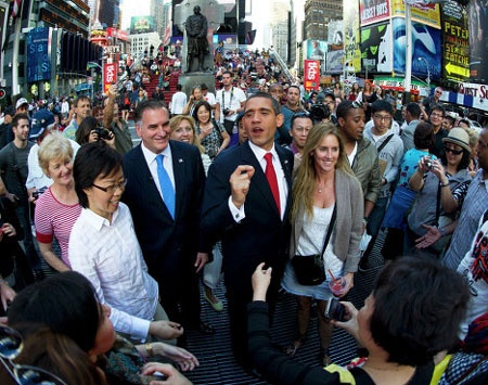 Nghệ sĩ hài tài năng Mike Cote đóng vai cựu Thống đốc bang Massachusetts, Mitt Romney, xuất hiện cùng ‘Obama’ trên quảng trường Thời đại năm 2012. 