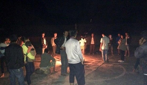 Người dân tập trung tại một khu vực sau trận động đất.