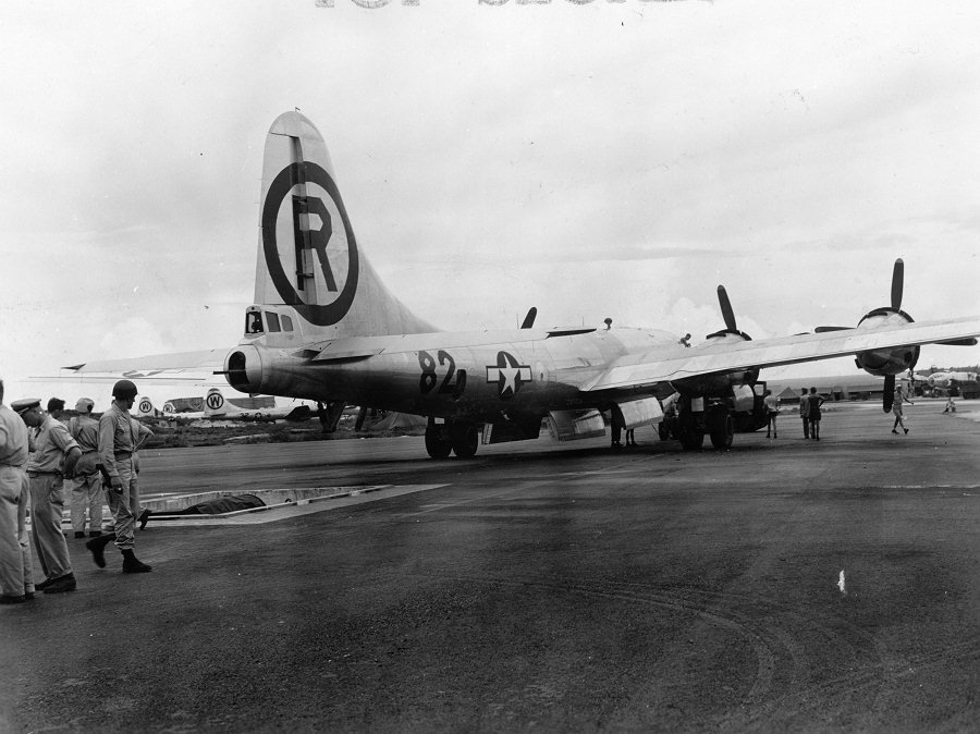 =Máy bay  B-29 “Enola Gay” mang theo 