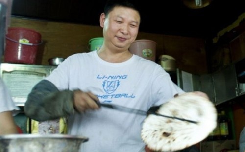 Thiệu Kiến Hoa là một người bán bánh nhân thịt ở thành phố Trường Sa, tỉnh Hồ Nam, Trung Quốc. Nhiều người thường tới cửa hàng của ông vì bánh ngon. Nhưng gần đây ông trở nên nổi tiếng khắp cả nước sau khi một trang tin nói về việc ông có diện mạo khá giống Chủ tịch Tập Cận Bình. Nhiều người nói đùa rằng Thiệu là 