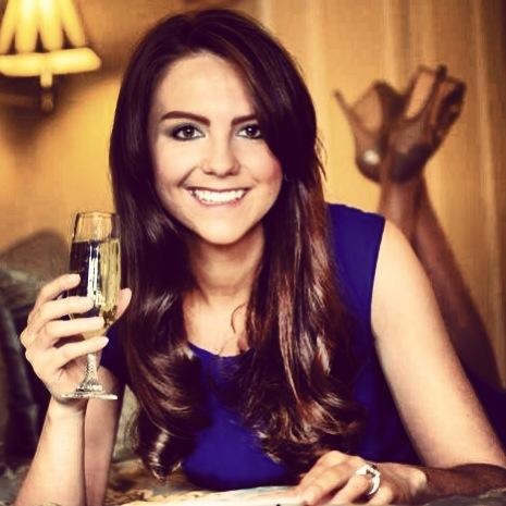 Gabriella Douglas, 26 tuổi, quyết định “hóa thân” thành công nương Kate Middleton khi quá nhiều người nói với Douglas rằng, cô sở hữu ngoại hình rất giống vợ hoàng tử William. Không chỉ vậy, giọng nói của Douglas cũng mang nhiều đặc điểm giống Kate. “Ngày nhỏ, tôi có nhiều dịp tiếp xúc với gia đình hoàng gia nhưng chưa bao giờ nghĩ rằng sẽ cải trang thành cháu dâu nữ hoàng Elizabeth II”, Douglas đề cập tới những lần gặp gỡ hoàng tử William tại trường cao đẳng Eton.