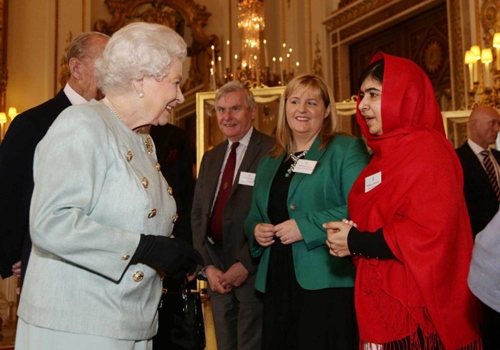 Yousafzai gặp gỡ Nữ hoàng Elizabeth II tại cung điện Buckingham, LonDon năm 2013.