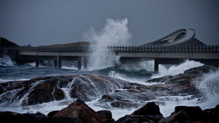 Cao tốc Atlantic Ocean Road, Na Uy: Con đường này là một phần thuộc quốc lộ 64 của Na Uy, nối liền hai thị trấn cổ kính, với 8 cây cầu nhỏ bắc qua 8 hòn đảo. Các cây cầu được thiết kế với dáng cong độc đáo, có khả năng chịu được tác động của bão.
