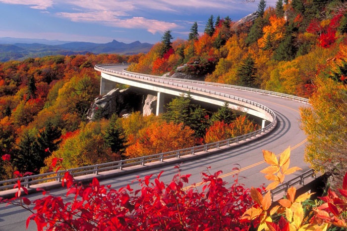 Blue Ridge Parkway ở Appalaichia: Là con đường đẹp nhất nước Mỹ với chiều dài 755km bắt đầu từ Virginia tới Bắc Califonia. Con đường quanh co tuyệt đẹp chạy dọc qua các thung lũng màu mỡ, các hang động đá vôi...