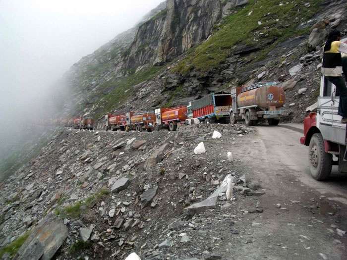 Cao tốc Rohtang, Ấn Độ: Mặc dù xe cộ chỉ được phép di chuyển từ tháng 5 đến tháng 11 hàng năm nhưng đây vẫn được coi là đoạn đường rất nguy hiểm do không thể đoán trước được thời tiết khắc nghiệt ở khu vực này, bao gồm các trận bão tuyết và lở đất bất ngờ.
