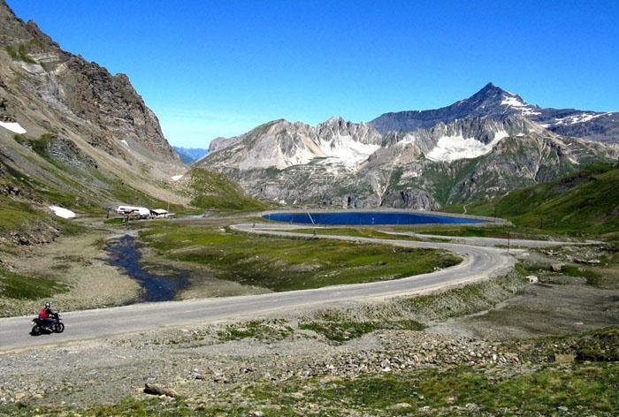 Cao tốc Col de I’lseran, Pháp: Đây là con đường trải nhựa cao nhất trong dãy Alpes hùng vĩ, gần biên giới của Pháp - Ý. Ở phía bắc của con đường là khu nghỉ mát trượt tuyết nổi tiếng, gần đó là thác nước và các danh lam thắng cảnh khác. Con đường này cũng là chặng đường quen thuộc cho Tour de France.