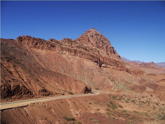 Cao tốc National Route 40 (Ruta 40), Argentina: là một trong những đường cao tốc lớn nhất thế giới, vượt qua 20 công viên quốc gia, hàng chục con sông, đèo núi và điểm cao nhất là 5000 mét. Nó dường như thâu tóm trọn vẹn những danh lam thắng cảnh hoàn hảo của đất nước Argentina.