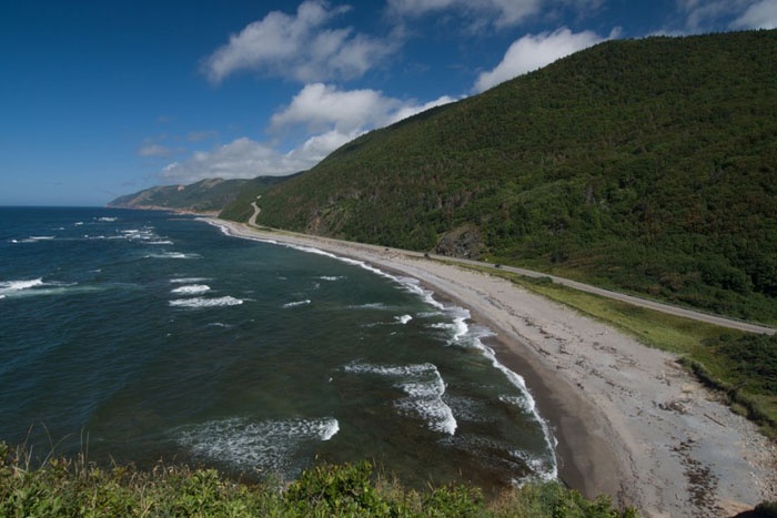 Cao tốc Cabot Trail ở Nova Scotia, Canada: Cabot Trail quanh co xung quanh phần lớn đảo Cape Breton và vườn quốc gia Highland, nó như là cầu nối cho sự hòa hợp của rừng nhiệt đới và đại dương bao la.