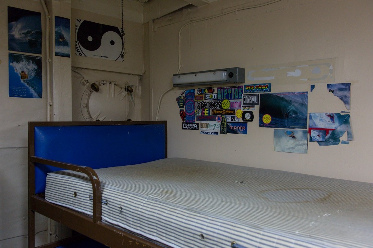 Tàu chở dầu USS Hassayampa ngừng hoạt động vào năm 1978 và đang trôi nổi trên vịnh Suisun. 