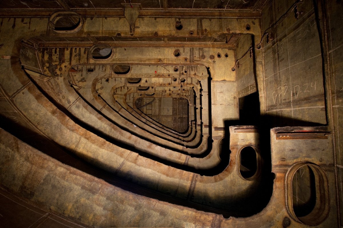 Lớp gỉ sét dưới boong tàu. 