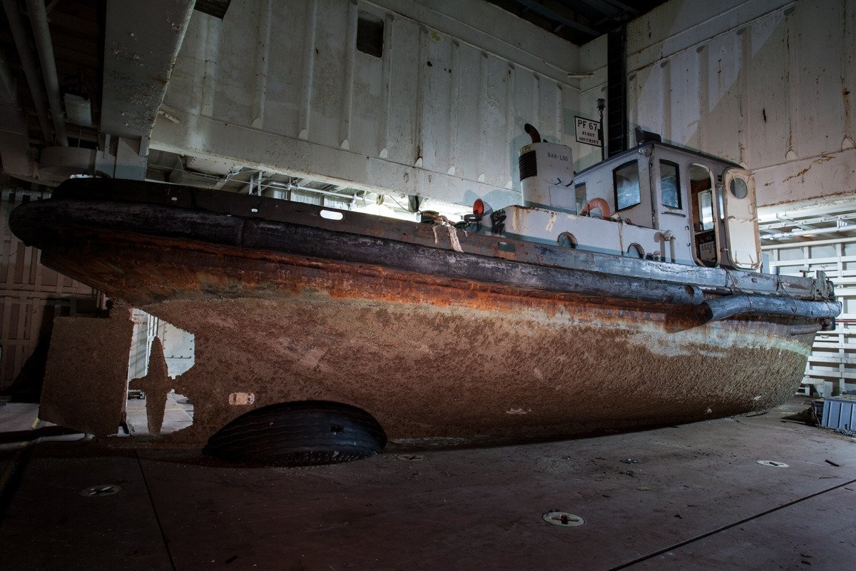 Tàu chở hàng USS Tulare được chuyển vào bên trong một con tàu có kích thước lớn hơn trước khi người ta tháo dỡ nó vào năm 2012. 