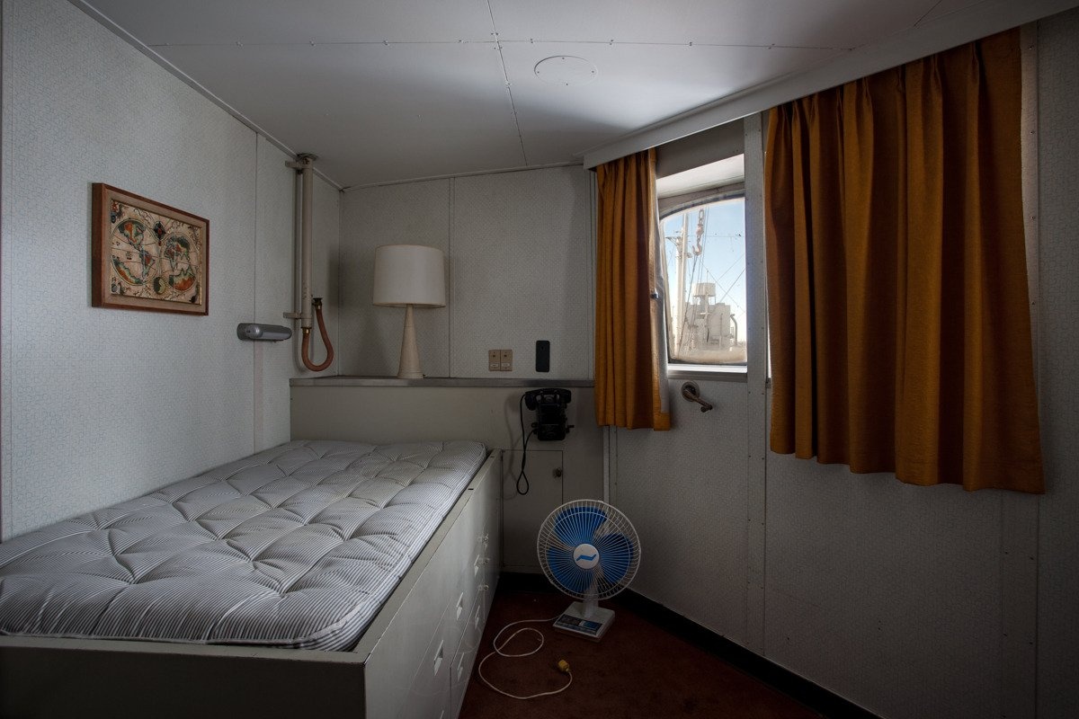 Thời gian như ngừng lại bên trong tàu chở hàng USS Northern Light. 