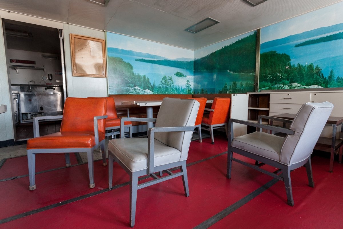 Một phòng họp trên tàu USS Northern Light. Con tàu gia nhập hạm đội Mothball vào năm 1991. 