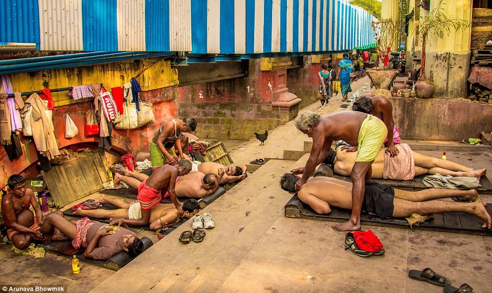 Nhiếp ảnh gia Arunava Bhowmilk chụp một buổi massage sáng sớm của người dân Ấn Độ lúc 8 giờ sáng.