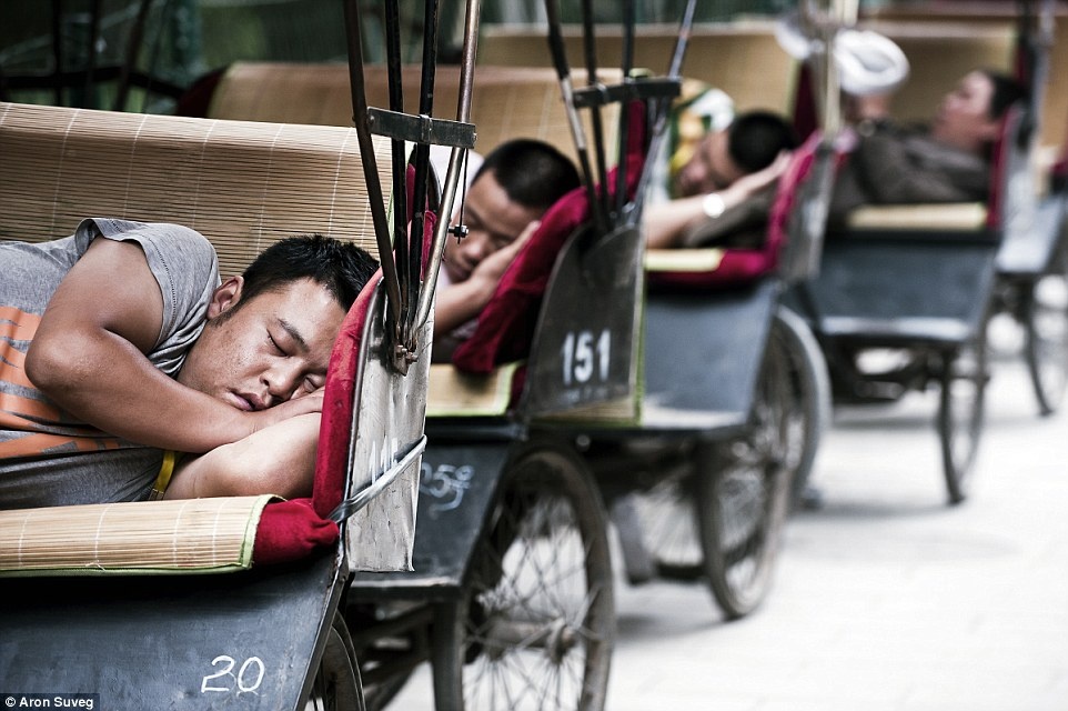 Những lái xe xích lô trong giấc ngủ trưa tại Trung Quốc. Đây là bức ảnh đẹp nhất chụp lúc 13 giờ.
