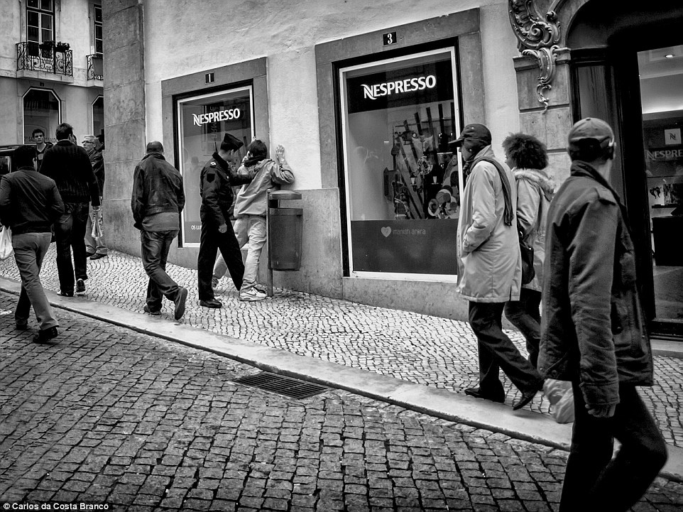 Ảnh chụp một cảnh sát bắt kẻ móc túi du khách tại đường phố Lisbon lúc 15 giờ.