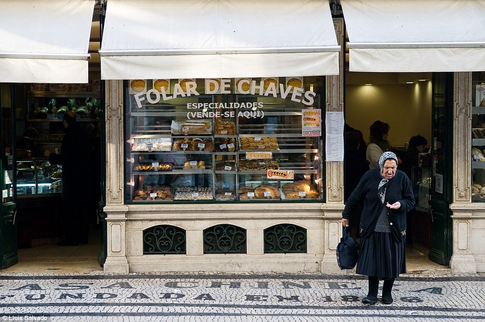 Bức ảnh chụp một cụ bà rời cửa hàng bánh ở Lisbon của nhiếp ảnh gia Lluis Salvado được bình chọn là ảnh chụp lúc 16 giờ đẹp nhất.