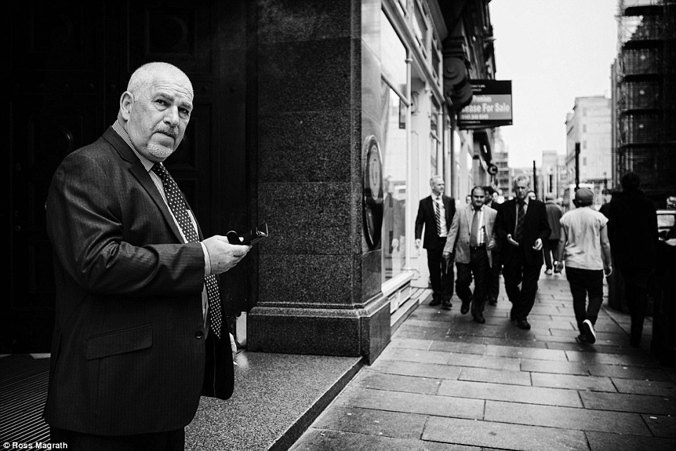 Những doanh nhân Scotland trong ảnh chụp lúc 18 giờ của Ross Magrath.