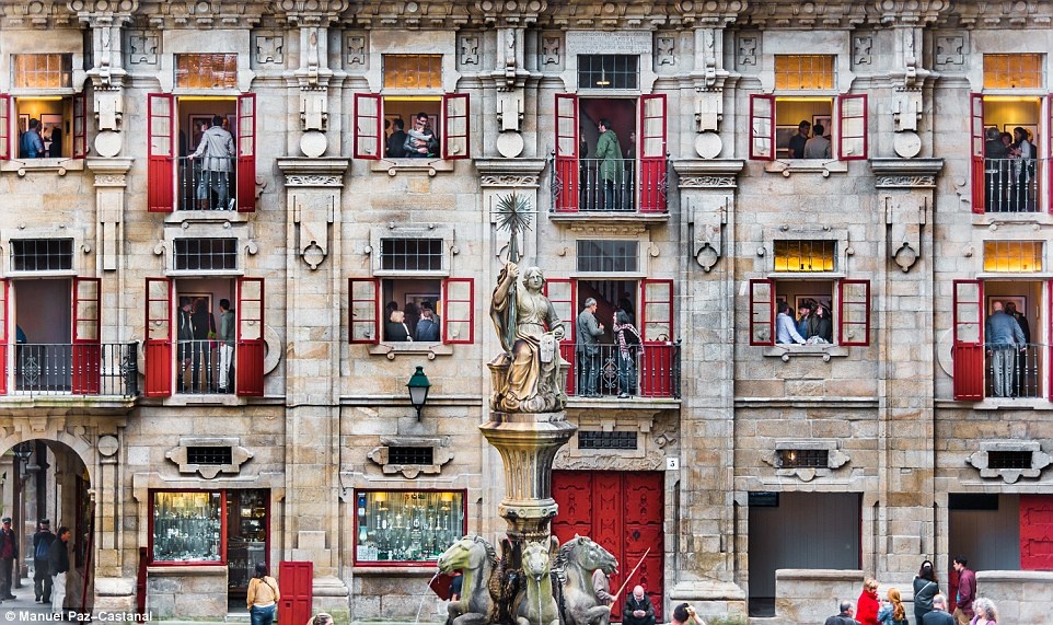 Ảnh chụp cảnh sinh hoạt tại một tòa nhà ở Tây Ban Nha lúc 19 giờ.