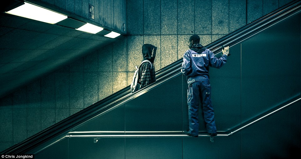 Một công nhân lau chùi khu thang cuốn tại một trạm tàu điện ngầm ở Đức lúc 4 giờ sáng.