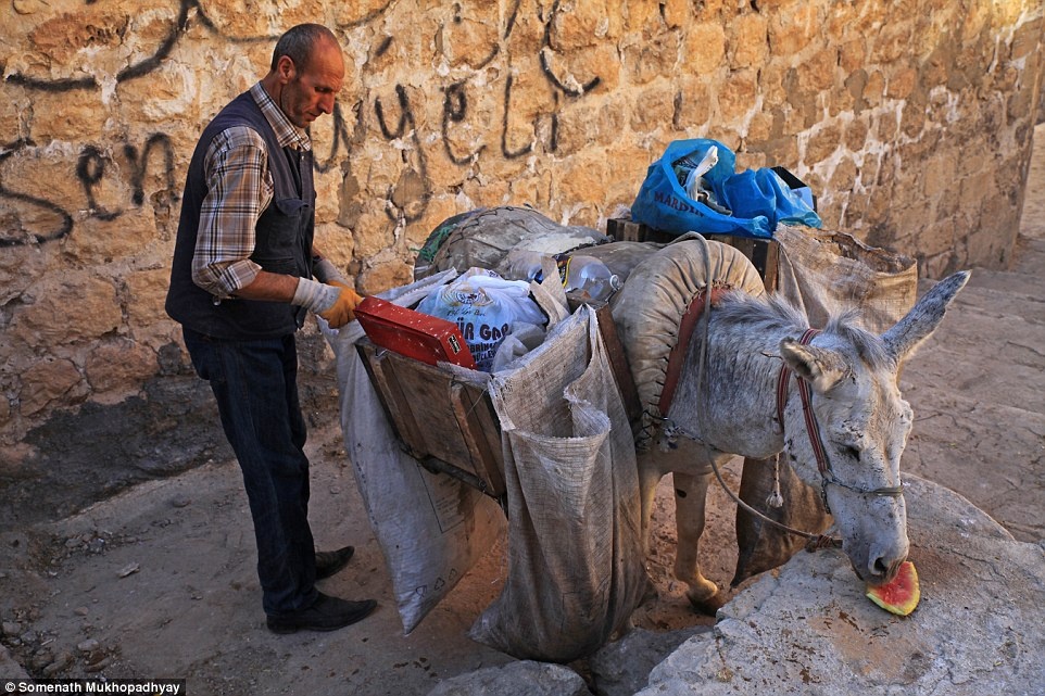 Nhiếp ảnh gia Somenath Mukhopadhyay chụp tấm 