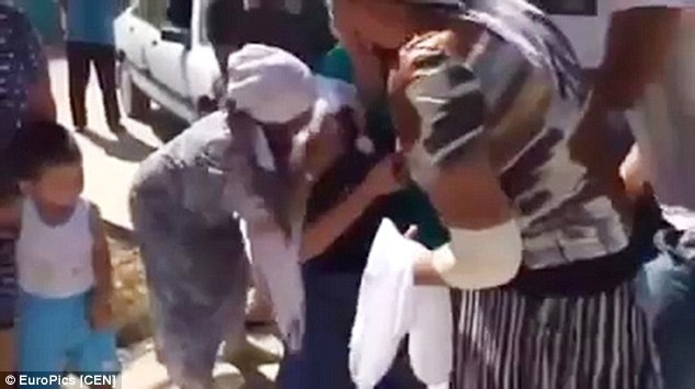 Thieu nu khoc thet vi tuc 'cuop co dau' hinh anh