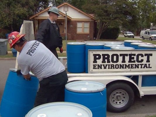 Nhân viên cơ quan bảo vệ môi trường Mỹ chuẩn bị khử trùng nhà của Nina Pham. Ảnh: WFAA