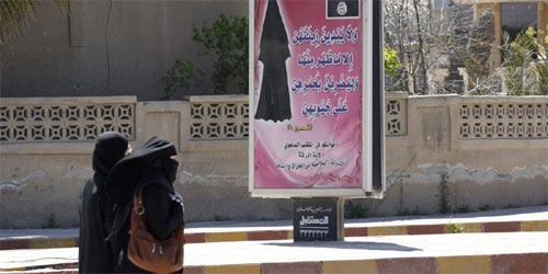 Phụ nữ sống ở những vùng IS kiểm soát phải tuân thủ các điều luật nghiêm ngặt. Ảnh: VNN