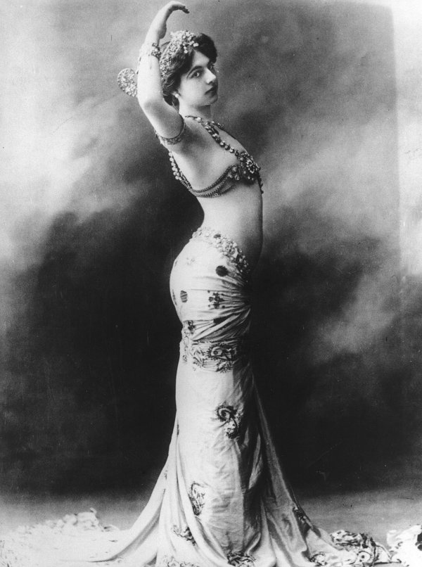 Mata Hari, tên thật là Margaretha Geertruida Zelle MacLeod, chào đời ngày 7/8/1876 tại Hà Lan. Bố của cô mở một tiệm bán nón và đầu tư vào ngành dầu khí. Do vậy, từ nhỏ Margaretha được đi học tại những ngôi trường danh giá.