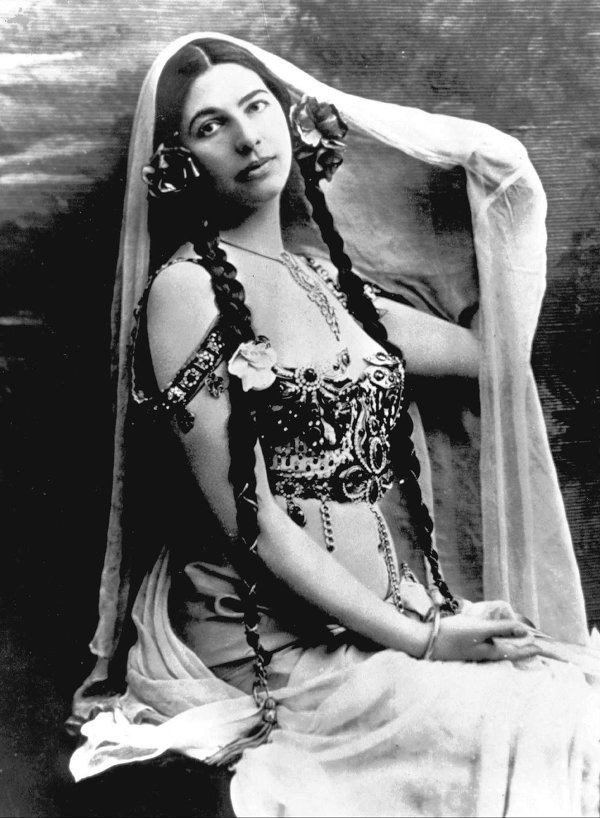 Cặp vợ chồng chuyển đến sống tại đảo Java ở Indonesia. Cuộc hôn nhân nhanh chóng nguội lạnh, do chồng của Margaretha thường xuyên nhậu nhẹt và ngoại tình. Cô quyết định bỏ chồng để đến với một sĩ quan Hà Lan khác. Margaretha từng quay lại với chồng cũ, nhưng rồi họ chia tay vĩnh viễn vào năm 1903.