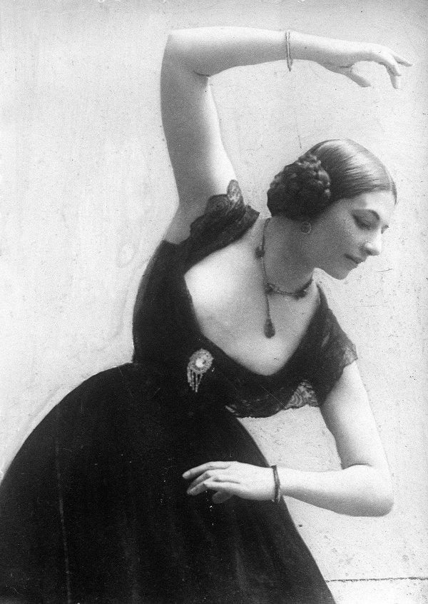 Margaretha bắt đầu sử dụng nghệ danh Mata Hari từ năm 1897, nghĩa là 