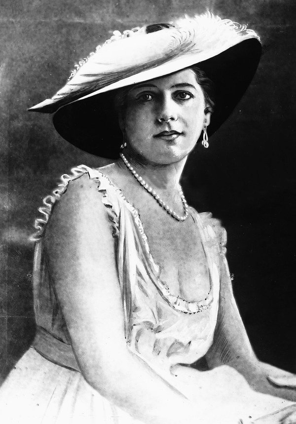 Mata tự dựng lên câu chuyện về cuộc đời mình, rằng cô là con gái của một công chúa Ấn Độ, sống trong một tu viện và theo học về môn khiêu vũ truyền thống. Phong cách thời trang táo bạo cùng tính cách phóng khoáng tiếng tên tuổi Mata trở nên nổi cồn cào. 