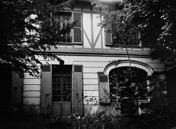 Căn nhà của Mata Hari tại Vincennes, ngoại ô thủ đô Paris. Khi sống tại Pháp, Mata nổi tiếng trong giới quân đội. Thậm chí có tin đồn một hoàng tử nhà Hohenzollern cũng để ý tới cô.    Năm 1916, cơ quan phản gián Pháp tình nghi Mata hoạt động gián điệp cho Đức. Lúc này, Mata đề nghị sẽ trở thành tình báo cho Pháp. Một thời gian không lâu sau, Pháp chặn được một thông điệp mà chính quyền Đức gửi cho Mata. Cô bị kết án hoạt động 