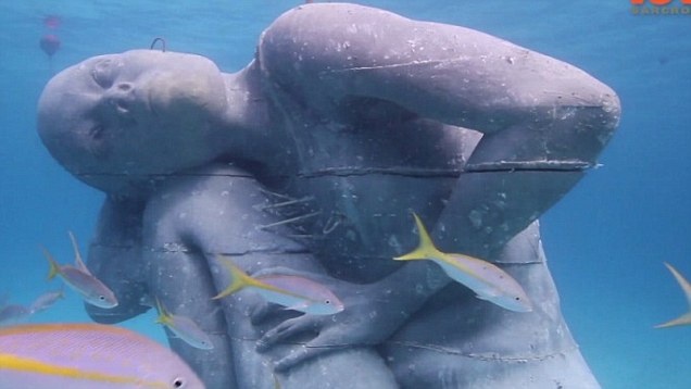 Cong viec ghep tuong khong lo duoi day bien hinh anh