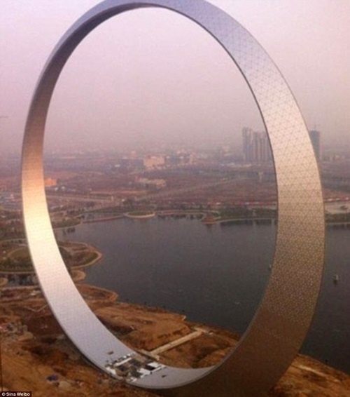 Tòa nhà mang hình dáng một chiếc nhẫn khổng lồ được xây dựng nên từ hơn 3.000 tấn thép và được trang trí với 12.000 bóng đèn LED thắp sáng ban đêm. 