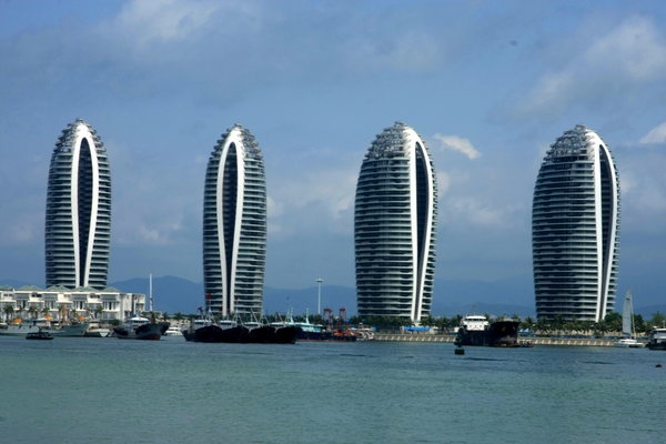 Bốn tòa nhà hình cánh buồm nằm ven một con sông ở thành phố Tam Á, tỉnh Hải Nam. 