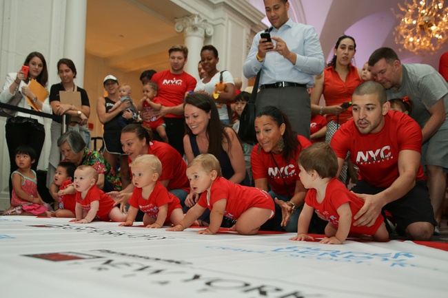 Cuộc  thi bò của trẻ em được tổ chức tại nhiều quốc gia trên thế giới. Các ông bố, bà mẹ phải dùng mọi  “chiêu trò” để “dụ” các bé bò về đích một cách nhanh nhất. Sách kỷ lục Guiness ghi nhận quốc gia có số lượng trẻ em tham gia cuộc thi thú vị này là Trung Quốc, với 451 bé.  