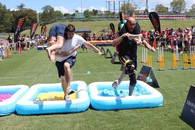 Cuộc thi cõng vợ là hoạt động phổ biến ở nhiều quốc gia. Những người đàn ông sẽ phải cõng “vợ” trên vai và vượt qua nhiều chướng ngại vật. Một trong các quy định của cuộc thi kì lạ là người phụ nữ phải trên 17 tuổi và nặng ít nhất 49 kg. Ban tổ chức cho phép thí sinh nam có thể 