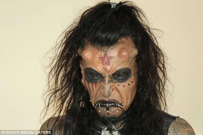 Giữa trán của Mortis có hình ngôi sao.