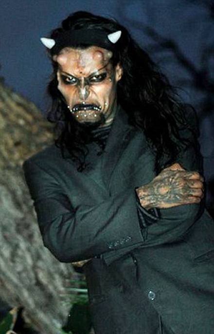 Mortis nhìn vẫn vô cùng đáng sợ dù khoác lên người bộ quần áo lịch lãm.