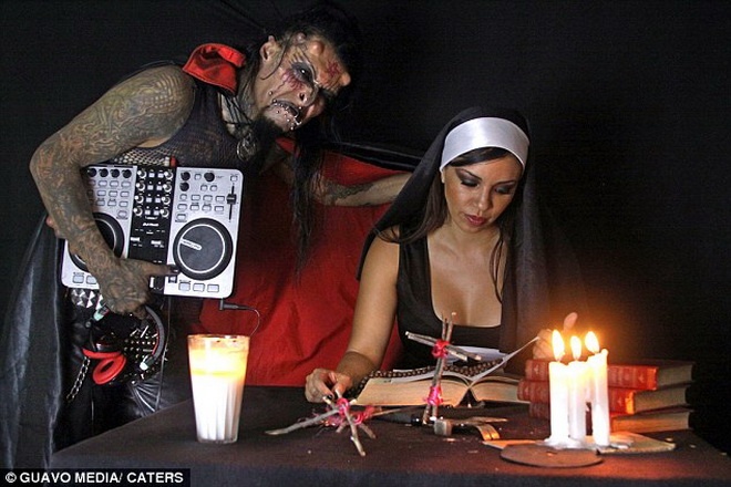 Mortis thậm chí còn phải chuyển tới Mexico để dễ sống hơn do người dân trong vùng cảm thấy rất sợ hãi khi nhìn thấy anh .