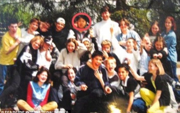 Nhà lãnh đạo Kim Jong-un (khoanh đỏ) chụp ảnh cùng bạn bè trong lớp tại trường quốc tế tại Thụy Sĩ.