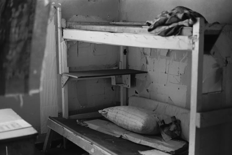 Phòng giam tồi tàn. 